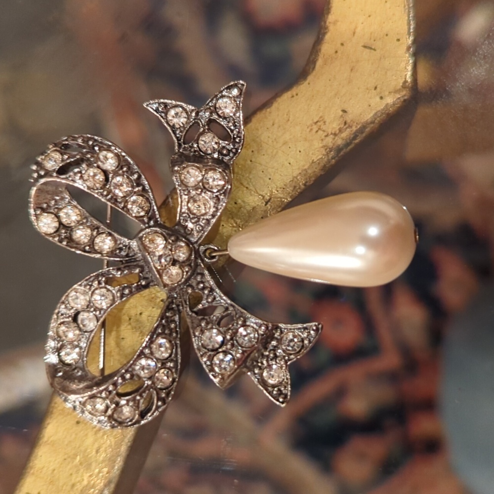 Metal Bow brooch